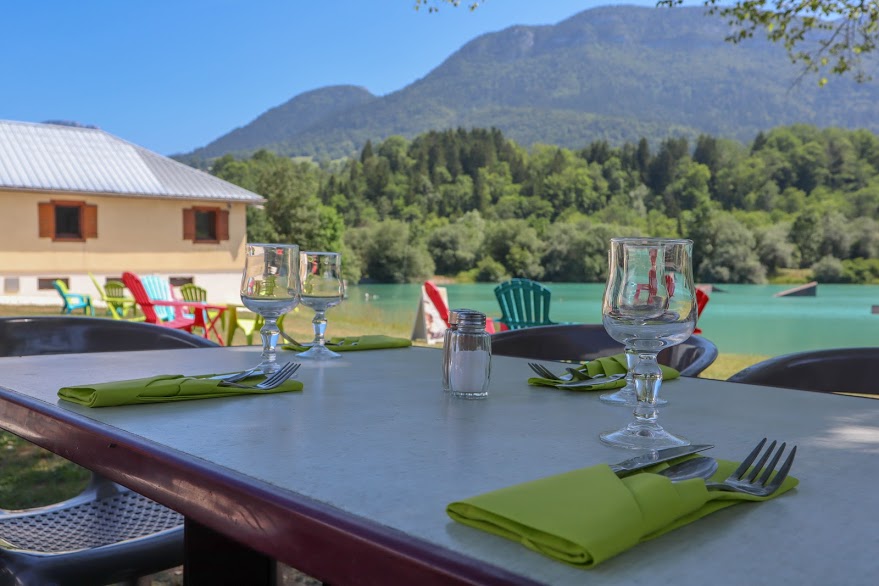 Terrasse du restaurant et du bar de l'Eau Vive Lescheraines