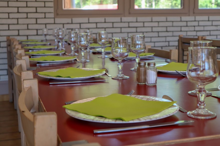 Vue intérieure du restaurant de l'Eau Vive Lescheraines